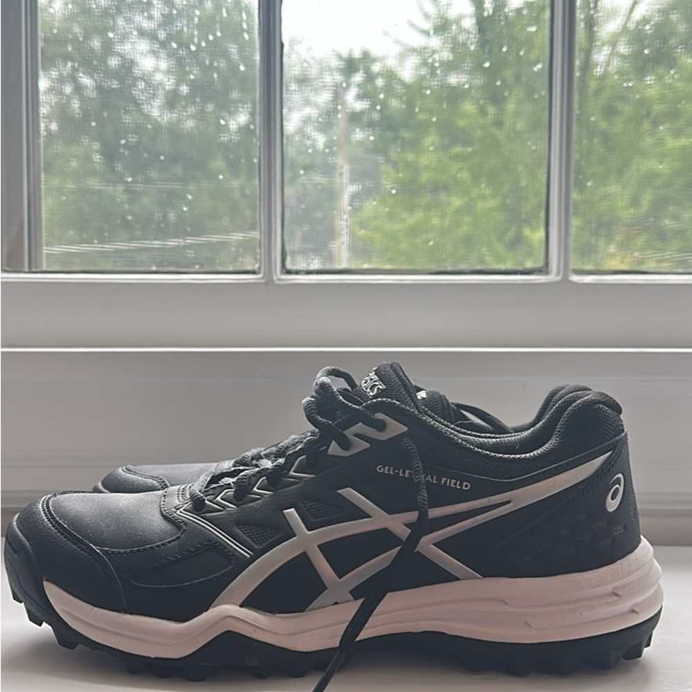 BRAND NEW ASICS women’s turf cleats